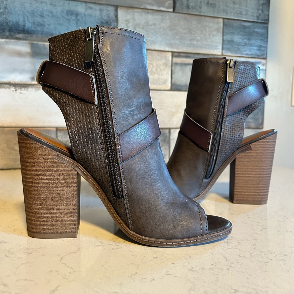 DV by Dolce Vita Teisha Buckle Stacked Block Heel Ankle Bootie Sandals - Picture 4 of 14